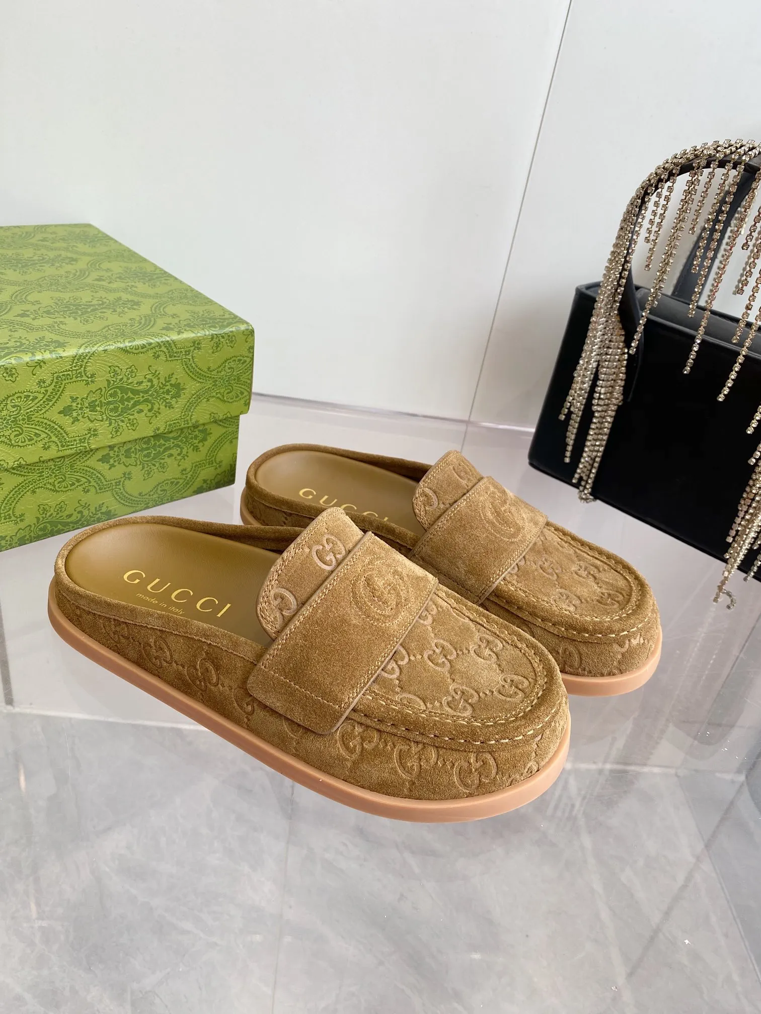 👟👟Ex-factory price 500👟👟 Gucci 2️⃣5️⃣ss new spring and summer retro large-toe bag-toe flip flops, Birkenstock flip-flops. When I first see this shoe, I feel it is inconspicuous. It is very simple without too many decorations, but it has a bit of retro flavor, cute and cute. It looks good with any combination! For those who have high requirements for foot feel, close your eyes and enter. Temperament retro round-toe furry shoes Upper: Cow suede, soft and waxy, with delicate texture ~ round-toe shoe shape, stiff and three-dimensional, not picky about foot shape or person Size: #35-40 (40 orders are not returnable)